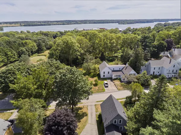 12 Gleason ST, Thomaston, ME 04861