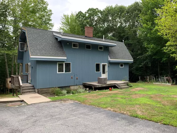 26 Oakledge Hills RD, Raymond, ME 04071