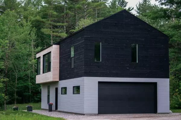 1 Cairn Hill RD, Bowdoinham, ME 04008