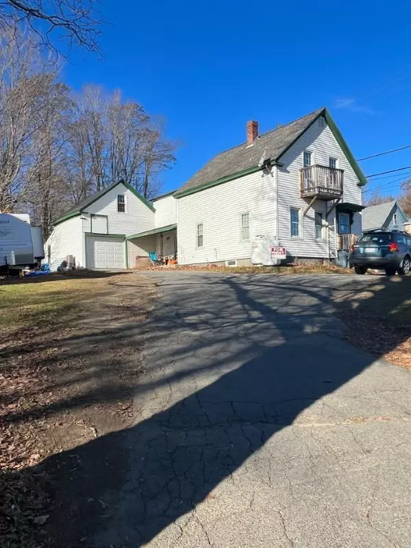 40 Oak ST, Oakland, ME 04963