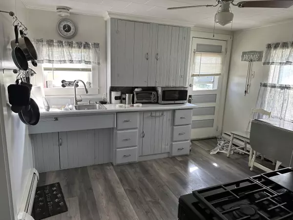 Passadumkeag, ME 04475,587 Main RD