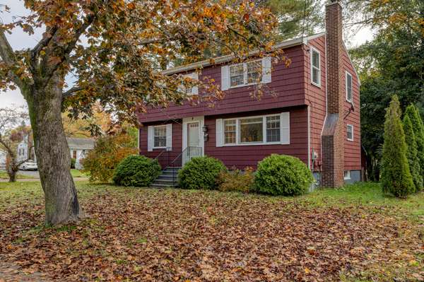 4 Meadowbrook LN, Portland, ME 04102