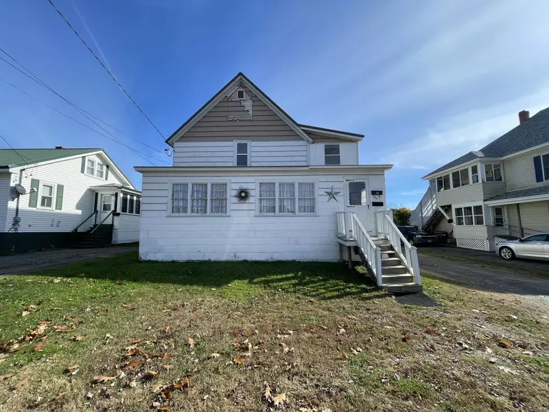 19 Cedar ST, East Millinocket, ME 04430