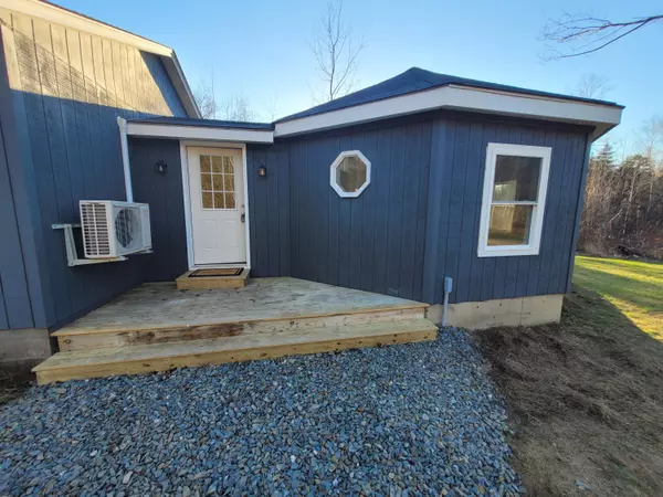 Hudson, ME 04449,85 Smith RD