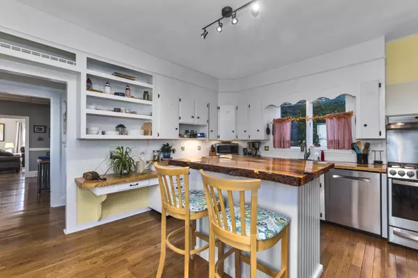 Thomaston, ME 04861,42 Thatcher ST