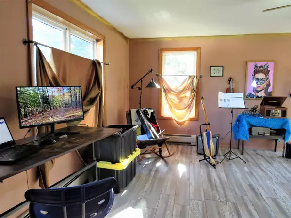 Oakland, ME 04963,17 Lakeview DR