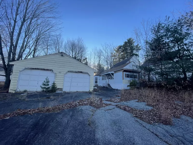 62 Pleasant ST, Mechanic Falls, ME 04256