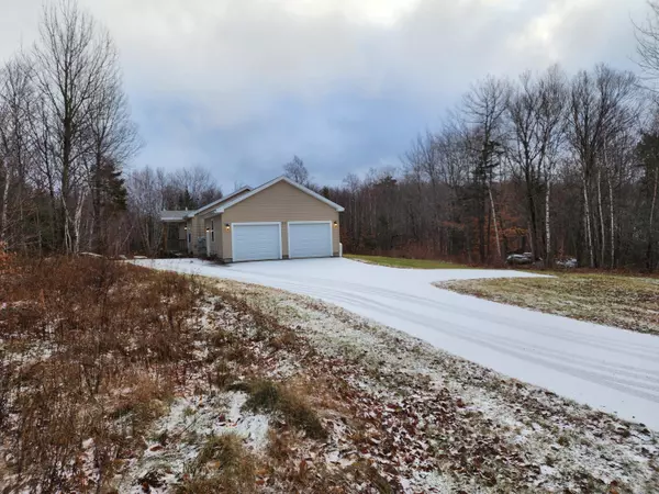 31 Old Mudgett RD S, Newburgh, ME 04444