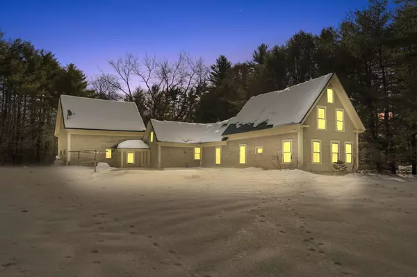 16 Cooks Mills RD, Naples, ME 04055