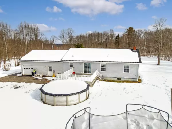 Vassalboro, ME 04989,72 Main ST