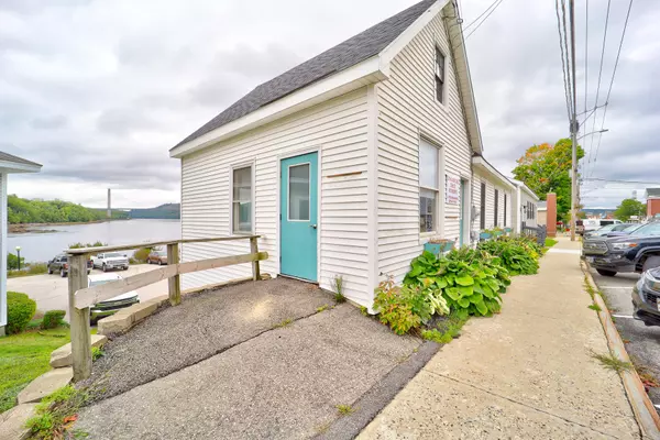 52 Main ST, Bucksport, ME 04416