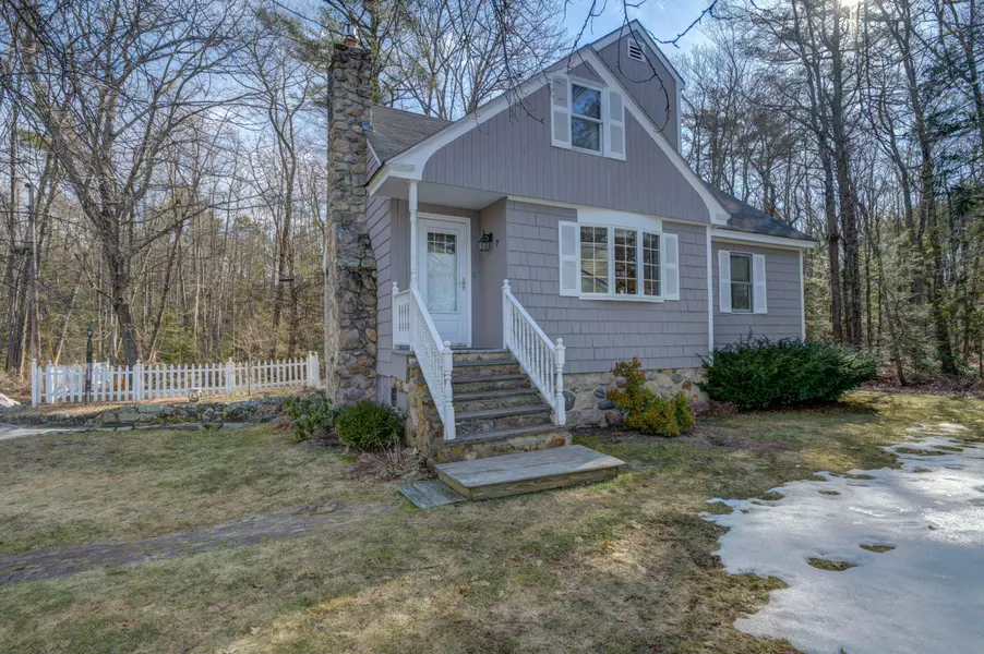 7 Maple DR, Saco, ME 04072