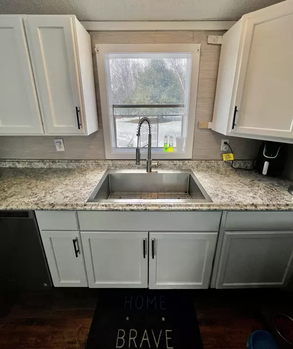 Hermon, ME 04401,656 York RD