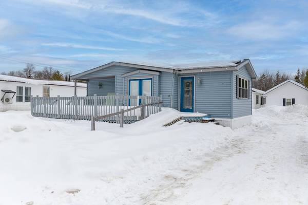 11 Hemlock ST, East Millinocket, ME 04430