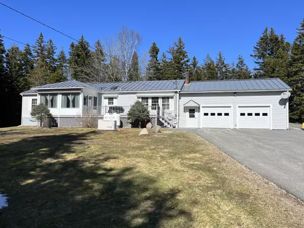 42 Bunker RD, Winter Harbor, ME 04693