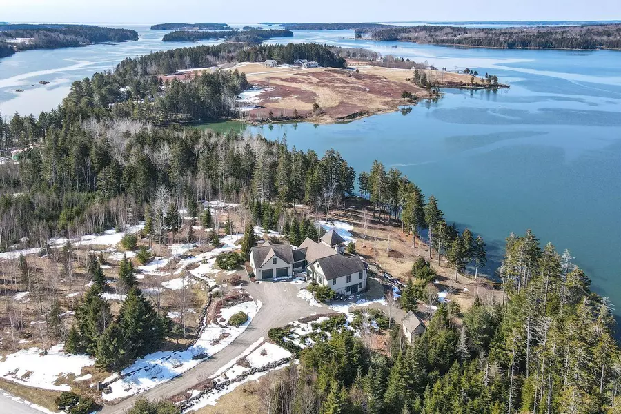 10 Kumatage LN, Cushing, ME 04563