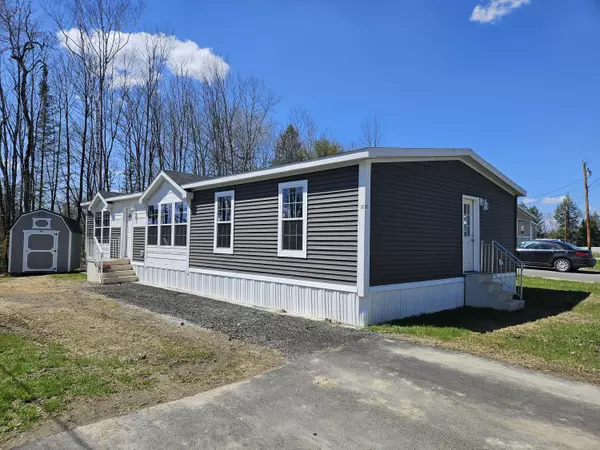 32 Punky LN, Waterville, ME 04901