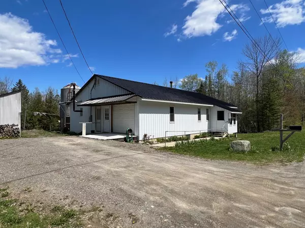 84 Dunn RD, Dexter, ME 04930