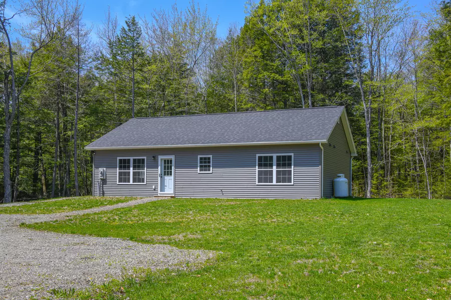 20 Delcourt Woods LN, Bowdoinham, ME 04008