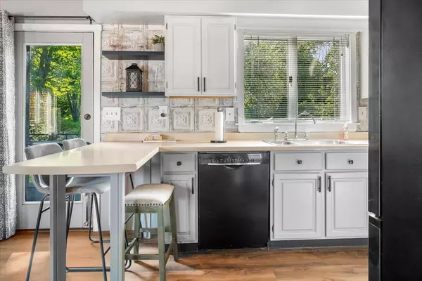 Oakland, ME 04963,263 Middle RD