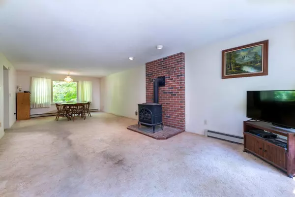 New Gloucester, ME 04260,23 Waterman DR