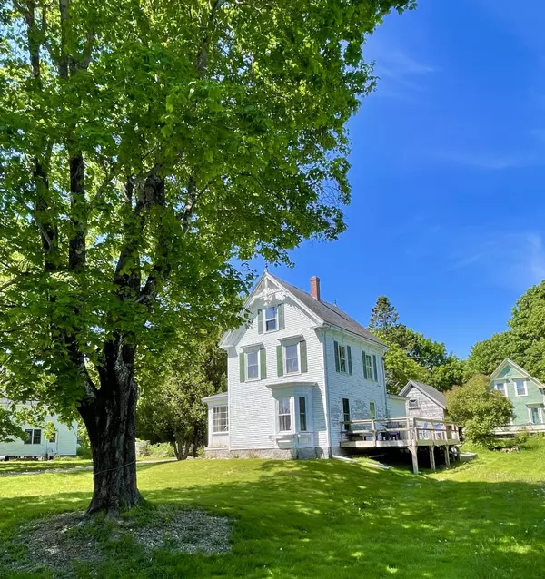 3 Washington School ST, Vinalhaven, ME 04863