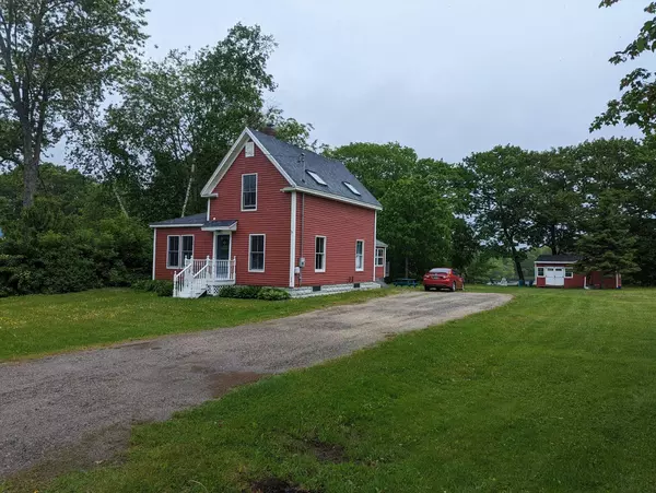 33 Penobscot AVE, Howland, ME 04448