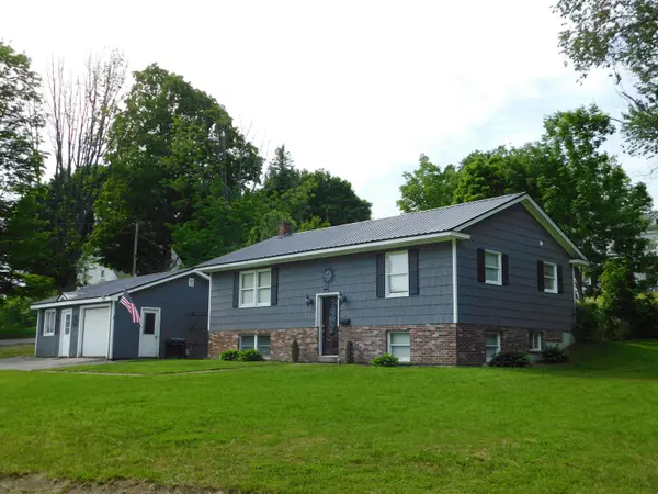 19 Dexter ST, Dexter, ME 04930