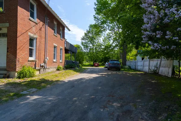 Vassalboro, ME 04989,987 Main ST