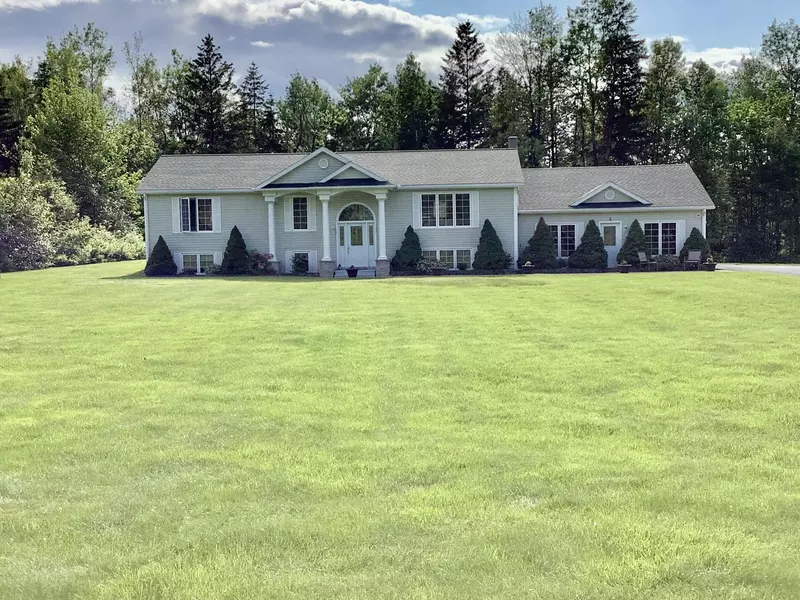 26 Pleasant Hill DR, Mapleton, ME 04757