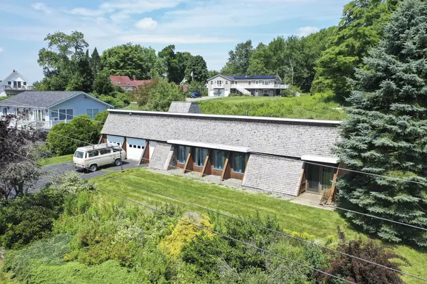 8 Seaside DR, Belfast, ME 04915