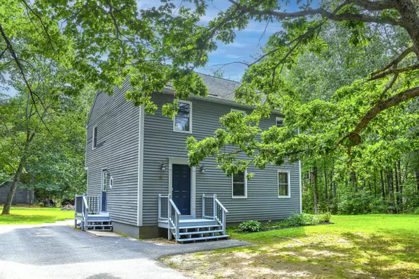8 Oakwood CIR, Naples, ME 04055