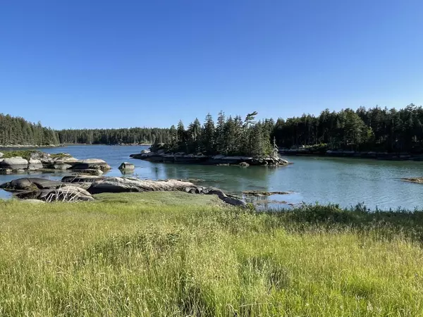 Vinalhaven, ME 04863,205 Young RD