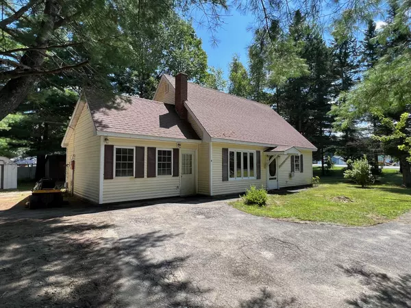 Newport, ME 04953,3 Pine ST