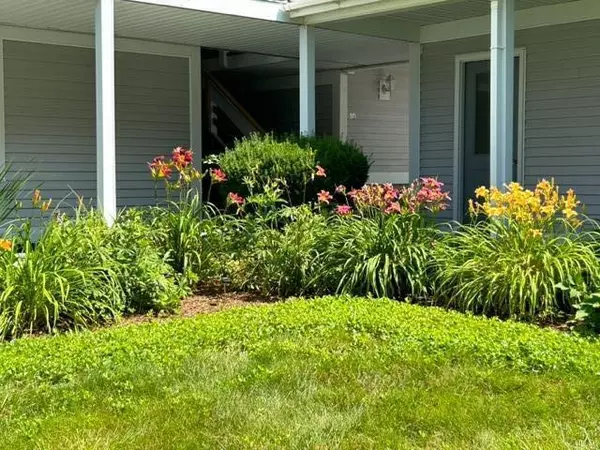 Oakland, ME 04963,17 Rosswood Green LN #9