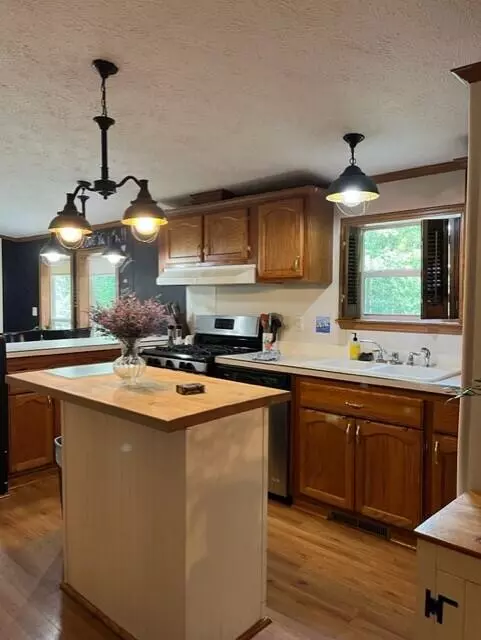 South Thomaston, ME 04858,28 Hopkins DR