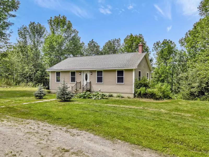 8 Pioneer RD, Bowdoinham, ME 04008