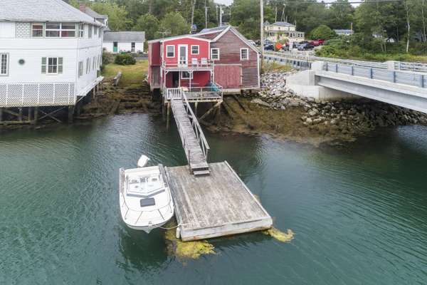 12 Cape Newagen RD, Southport, ME 04576