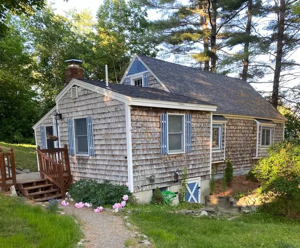 15 Whig ST, Winterport, ME 04496