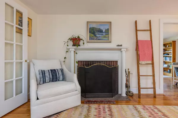 Cape Elizabeth, ME 04107,387 Mitchell RD