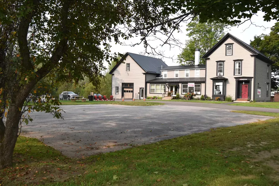 87 Main ST, Newport, ME 04953