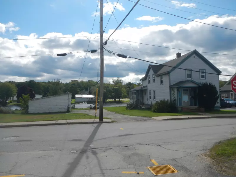 11 Lake ST, Lincoln, ME 04457