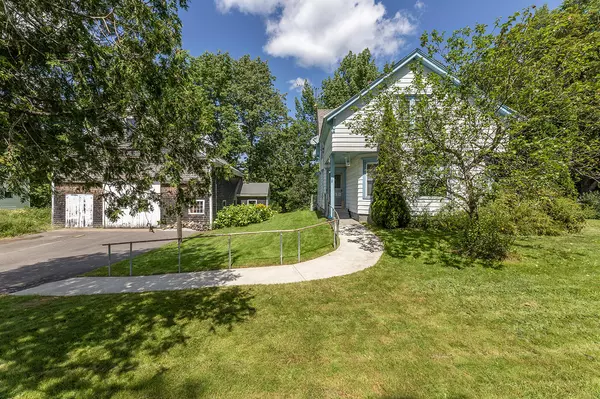 157 Main ST, Hope, ME 04847