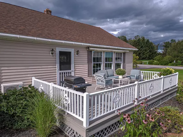 Thomaston, ME 04861,63 Bobolink LN