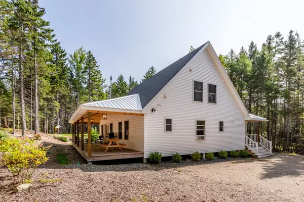 Surry, ME 04684,8 Pond LN