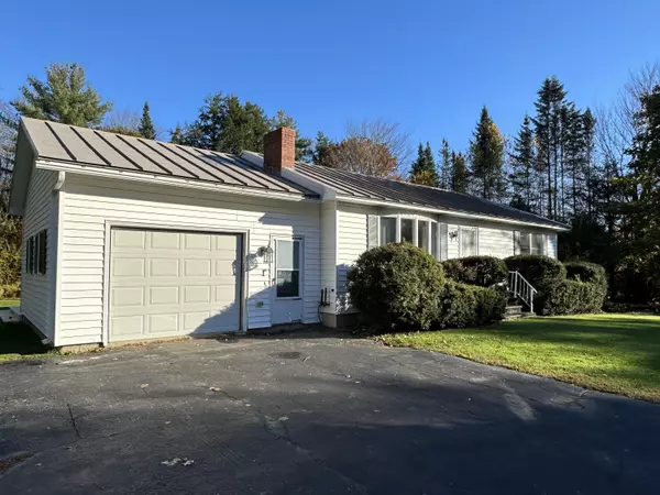 9 Birchwood DR, Oakland, ME 04963