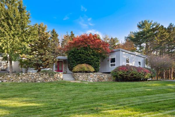 21 Elizabethan DR, Kennebunkport, ME 04046