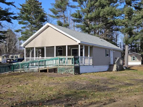 128 Pine Tree LN, Farmington, ME 04938