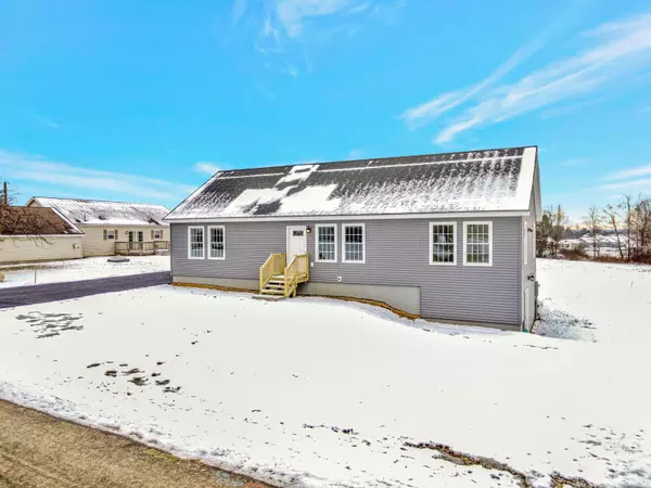 4 Hilltop DR, Oakland, ME 04963