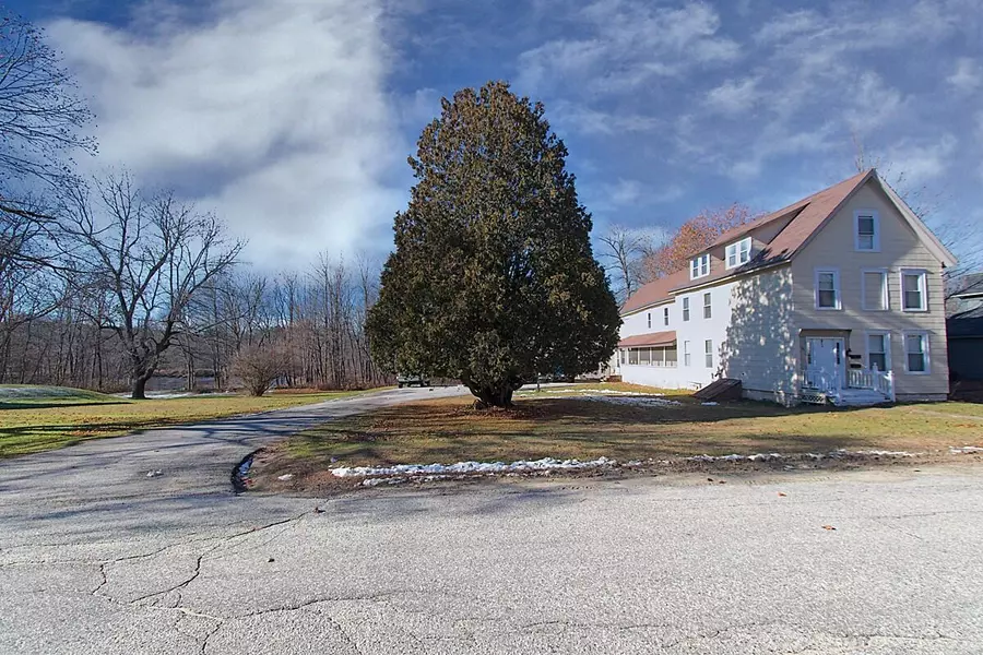 29 Pine ST, Mechanic Falls, ME 04256